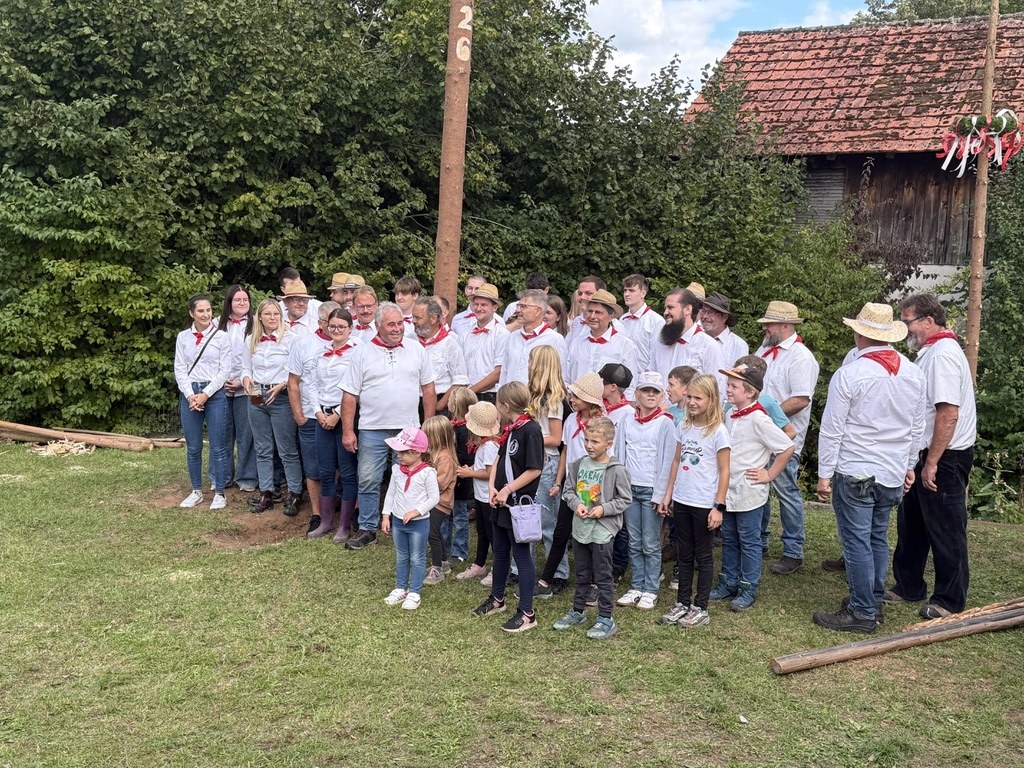 Gruppenfoto beim Aufstellen des Kärwabaums 2026