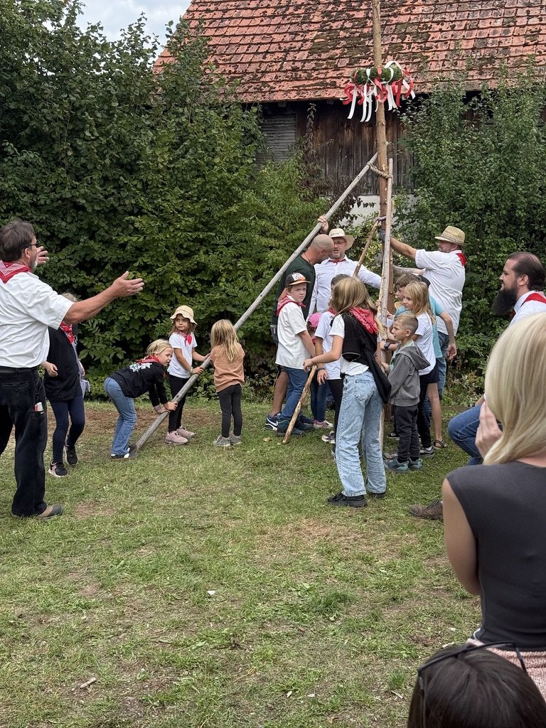 Kärwabaum-Aufstellen 2026 – Kinder und Helfer